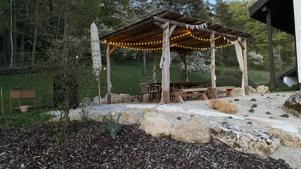 Deze pergola is gemaakt van kastanjepalen van 10-12 en 13-16 cm voor de staanders en de liggers zijn 7-9 cm