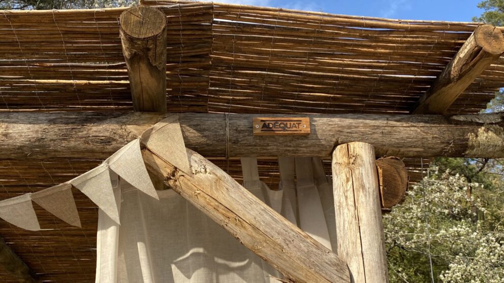 Deze pergola is gemaakt van kastanjepalen van 10-12 en 13-16 cm voor de staanders en de liggers zijn 7-9 cm