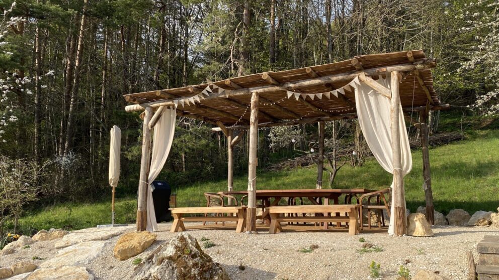 Deze pergola is gemaakt van kastanjepalen van 10-12 en 13-16 cm voor de staanders en de liggers zijn 7-9 cm