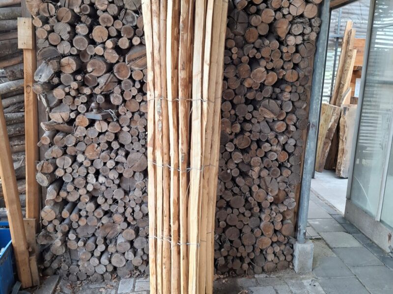 Nr 114 Schapenhek kastanje 200 cm hoog, latafstand 4 cm. Lengte 500 cm (enkele latten stuk)