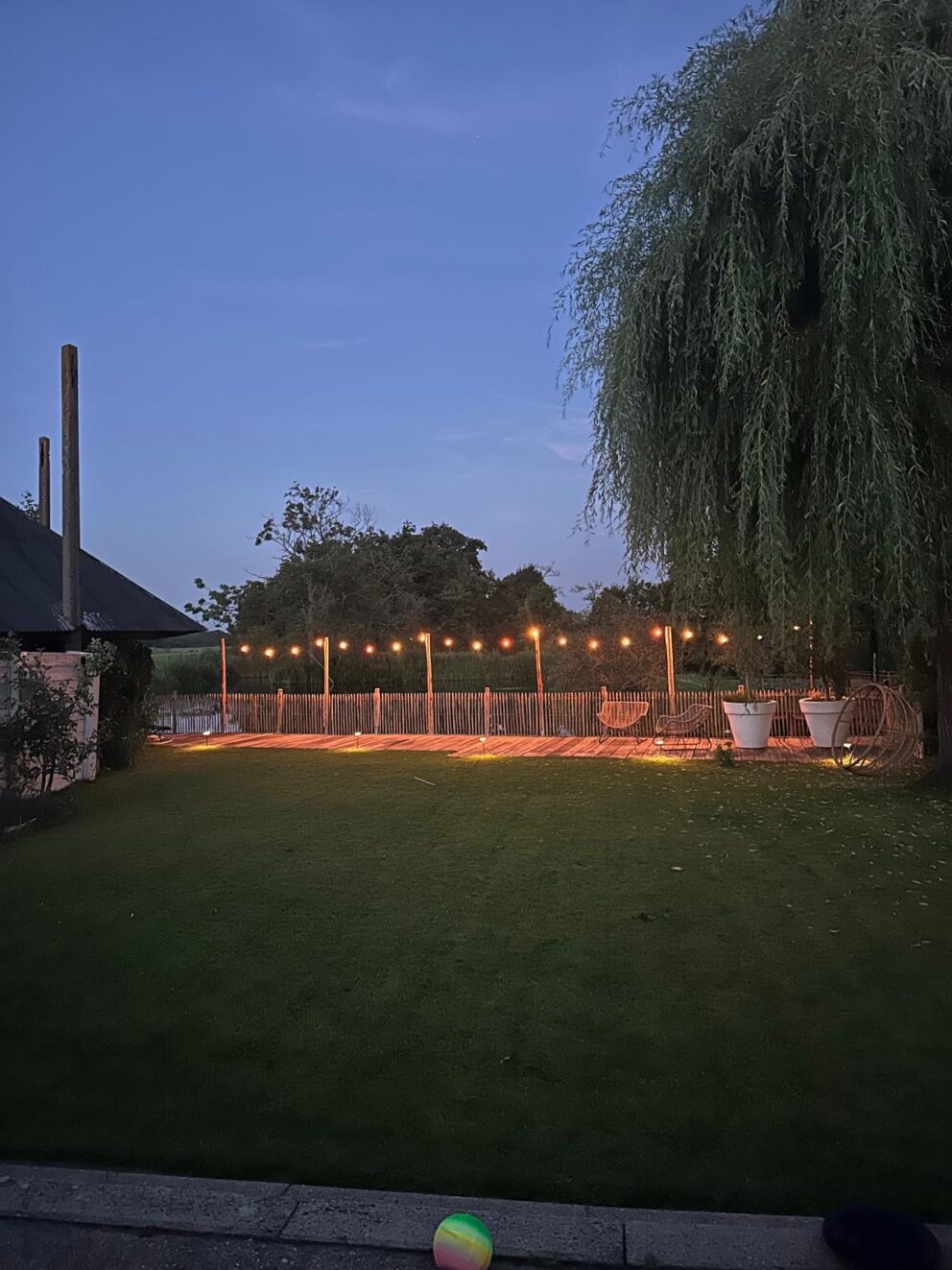 kastanje paal op maat, 110 cm lang voor bodemhuls 8cm, kastanje paal op maat, 240 lang voor bodemhuls 8cm, Bodemhuls met grondplaat 8 cm, Frans schapenhek kastanje 100 hoog, latafstand 4 cm, 2 x 5m rol, HALFRONDE Kastanje paal 300 cm lang, diam. 7-9 cm, HALFRONDE Kastanje paal 250 cm lang, diam. 7-9 cm, RVS schroeven 4,5 x 70, 100 stuks incl. bitje en RVS schroeven 5x100, 100 stuks incl. bitje, sfeerverlichting