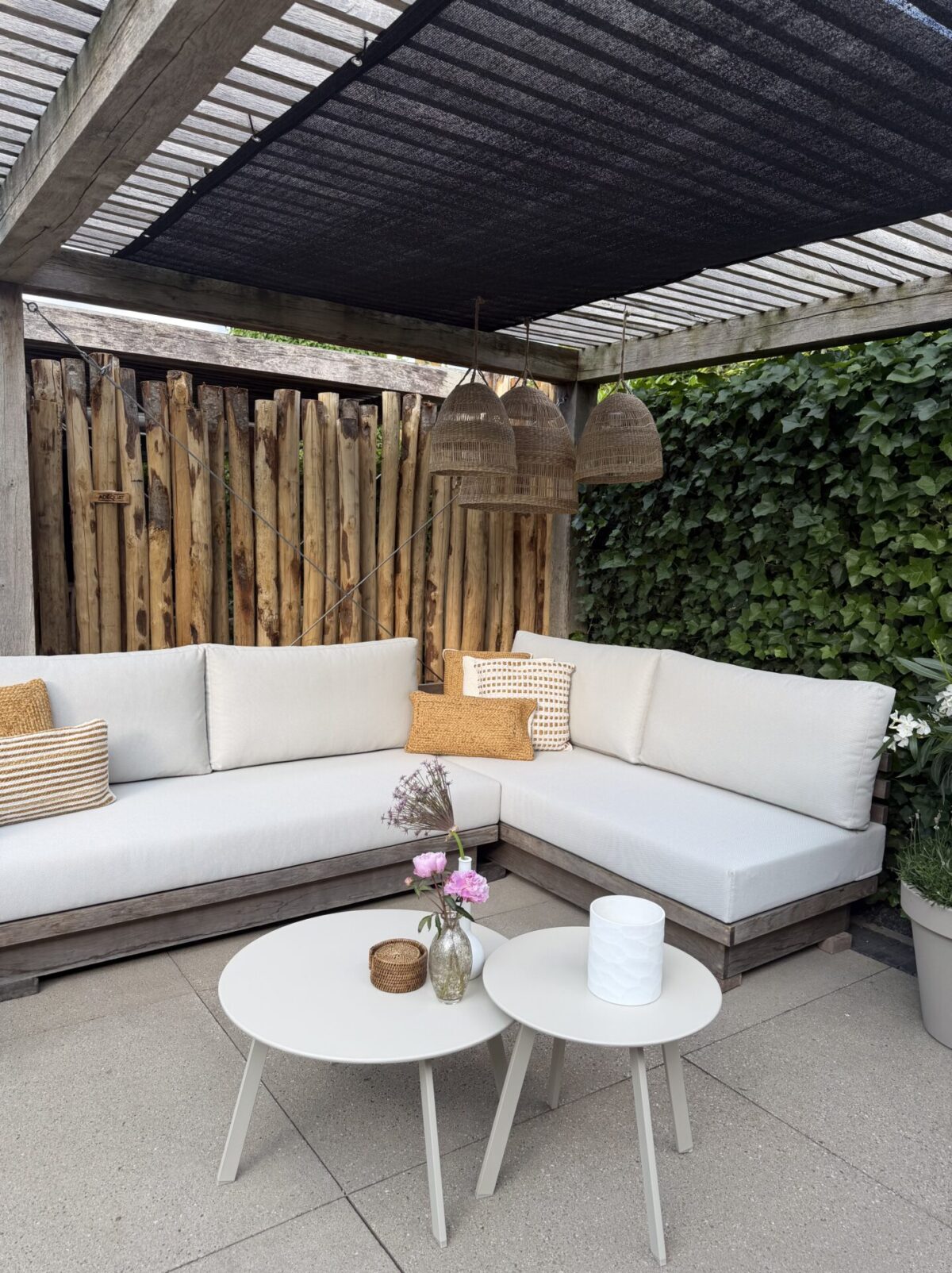 Een palenwand als privacyscherm bij een loungehoek in de tuin diameter 10-12 cm