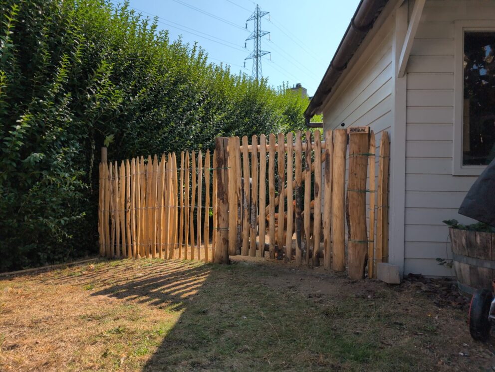 Schapenhek poort kastanje enkel 100Bx100H (cm), linksdraaiend en Frans schapenhek kastanje 100 hoog, latafstand 4 cm, 2 x 5m rol