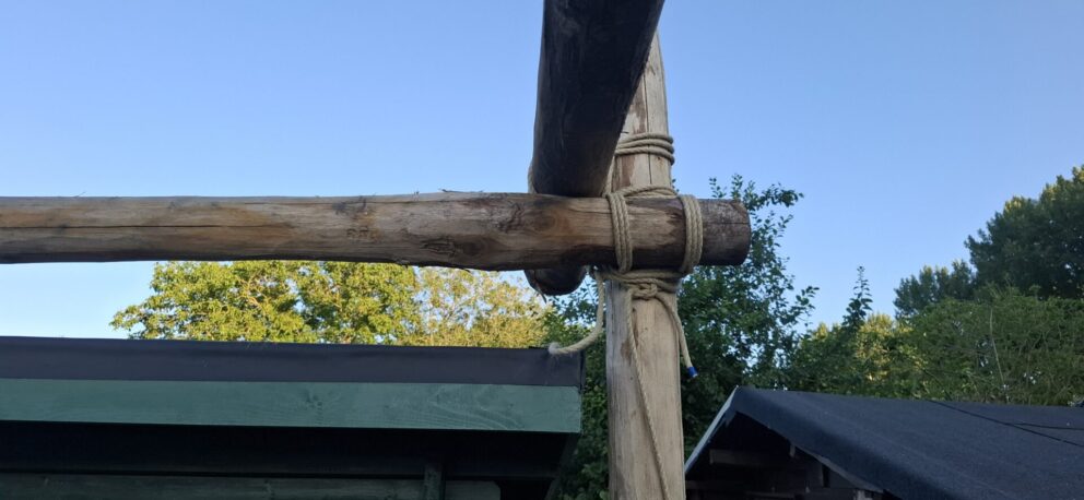 Kastanje paal 350 cm lang, diam. 10-12 cm, ongepunt en Kastanje paal 400 cm lang, diam. 10-12 cm, ongepunt, pergola met touw