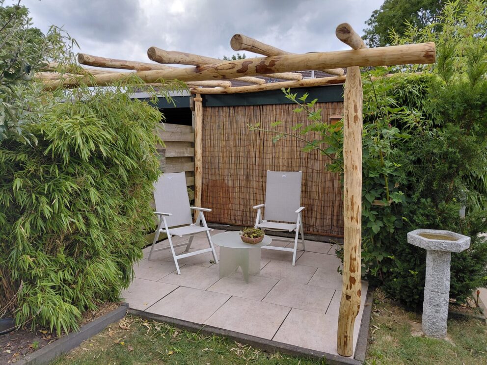 Kastanje paal 350 cm lang, diam. 7-9 cm, ongepunt, Kastanje paal 350 cm lang, diam. 10-12 cm, ongepunt en Kastanje paal 250 cm lang, diam. 10-12 cm, gepunt, pergola
