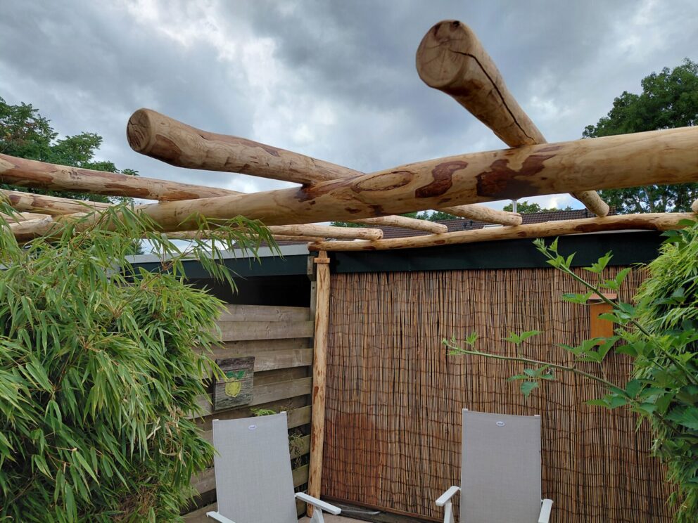 Prachtige pergola gemaakt van kastanjepalen