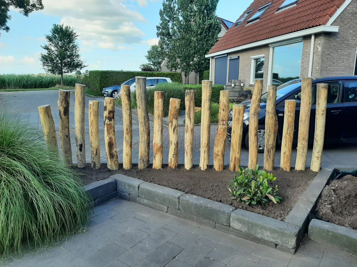 Robinia paal 160 cm lang, diam. 12-14 cm geschild gepunt, Robinia paal 180 cm lang, diam. 12-14 cm geschild gepunt en Robinia paal 200 cm lang, diam. 12-14 cm geschild gepunt