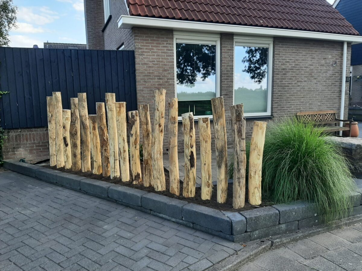 Robinia paal 160 cm lang, diam. 12-14 cm geschild gepunt, Robinia paal 180 cm lang, diam. 12-14 cm geschild gepunt en Robinia paal 200 cm lang, diam. 12-14 cm geschild gepunt