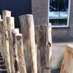 Robinia paal 160 cm lang, diam. 12-14 cm geschild gepunt, Robinia paal 180 cm lang, diam. 12-14 cm geschild gepunt en Robinia paal 200 cm lang, diam. 12-14 cm geschild gepunt