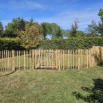 Kastanje paal 150/160 cm lang, diam. 7-9 cm, gepunt, Frans schapenhek kastanje 100 hoog, latafstand 4 cm, 2 x 5m rol en Schapenhek poort kastanje enkel, 120Bx100H (cm), linksdraaiend