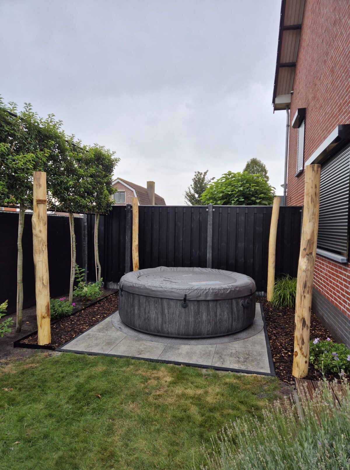 Robinia paal 300 cm lang, diam. 12-14 cm,geschild gepunt, wellness