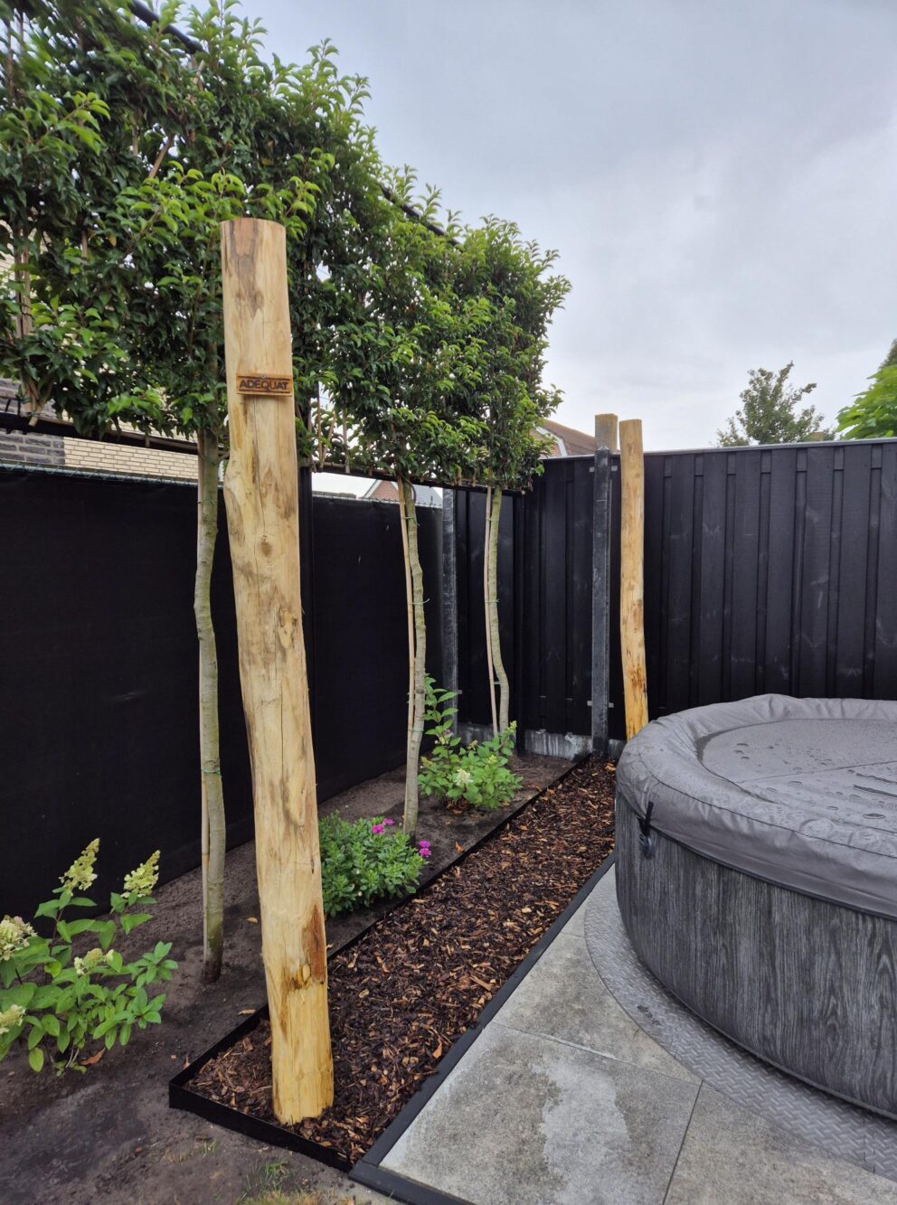 Robinia paal 300 cm lang, diam. 12-14 cm,geschild gepunt, wellness