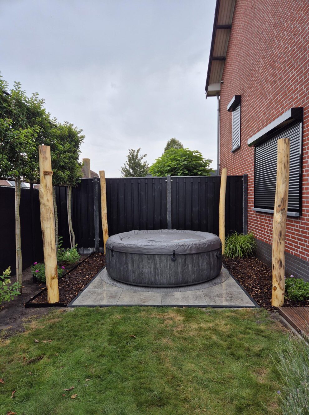 Robinia paal 300 cm lang, diam. 12-14 cm,geschild gepunt, wellness