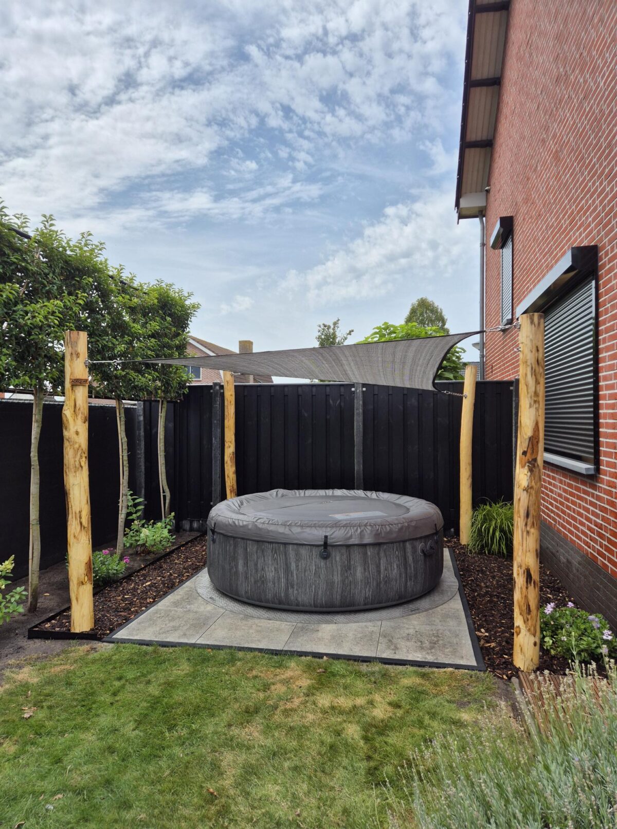 Robinia paal 300 cm lang, diam. 12-14 cm,geschild gepunt, wellness en schaduwdoek