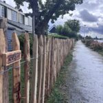 Frans schapenhek kastanje 80 hoog, latafstand 8 cm, 10m rol, Schapenhek poort kastanje enkel, 100Bx080H (cm), rechtsdraaiend en Kastanje paal 150/160 cm lang, diam. 10-12 cm, gepunt, hondenomheining