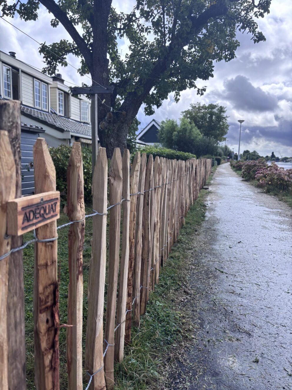 Frans schapenhek kastanje 80 hoog, latafstand 8 cm, 10m rol, Schapenhek poort kastanje enkel, 100Bx080H (cm), rechtsdraaiend en Kastanje paal 150/160 cm lang, diam. 10-12 cm, gepunt, hondenomheining