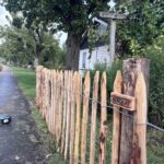 Frans schapenhek kastanje 80 hoog, latafstand 8 cm, 10m rol, Schapenhek poort kastanje enkel, 100Bx080H (cm), rechtsdraaiend en Kastanje paal 150/160 cm lang, diam. 10-12 cm, gepunt, hondenomheining
