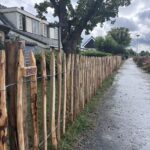 Frans schapenhek kastanje 80 hoog, latafstand 8 cm, 10m rol, Schapenhek poort kastanje enkel, 100Bx080H (cm), rechtsdraaiend en Kastanje paal 150/160 cm lang, diam. 10-12 cm, gepunt, hondenomheining