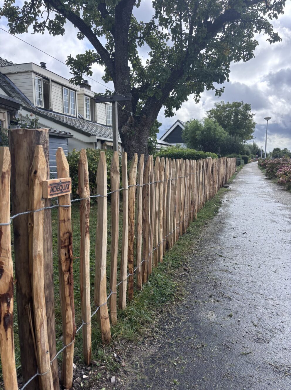 Frans schapenhek kastanje 80 hoog, latafstand 8 cm, 10m rol, Schapenhek poort kastanje enkel, 100Bx080H (cm), rechtsdraaiend en Kastanje paal 150/160 cm lang, diam. 10-12 cm, gepunt, hondenomheining