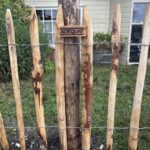 Frans schapenhek kastanje 80 hoog, latafstand 8 cm, 10m rol, Schapenhek poort kastanje enkel, 100Bx080H (cm), rechtsdraaiend en Kastanje paal 150/160 cm lang, diam. 10-12 cm, gepunt, hondenomheining
