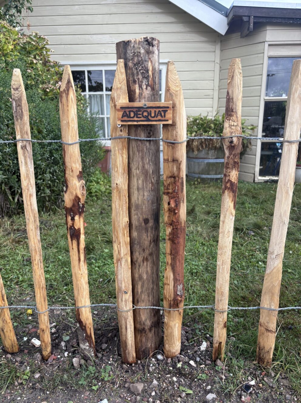 Frans schapenhek kastanje 80 hoog, latafstand 8 cm, 10m rol, Schapenhek poort kastanje enkel, 100Bx080H (cm), rechtsdraaiend en Kastanje paal 150/160 cm lang, diam. 10-12 cm, gepunt, hondenomheining