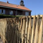 Vlechtscherm kastanje 180Hx180B en Kast. paal 4-zijdig, ronde hoeken diam. 10 cm, lengte 270 cm gepunt