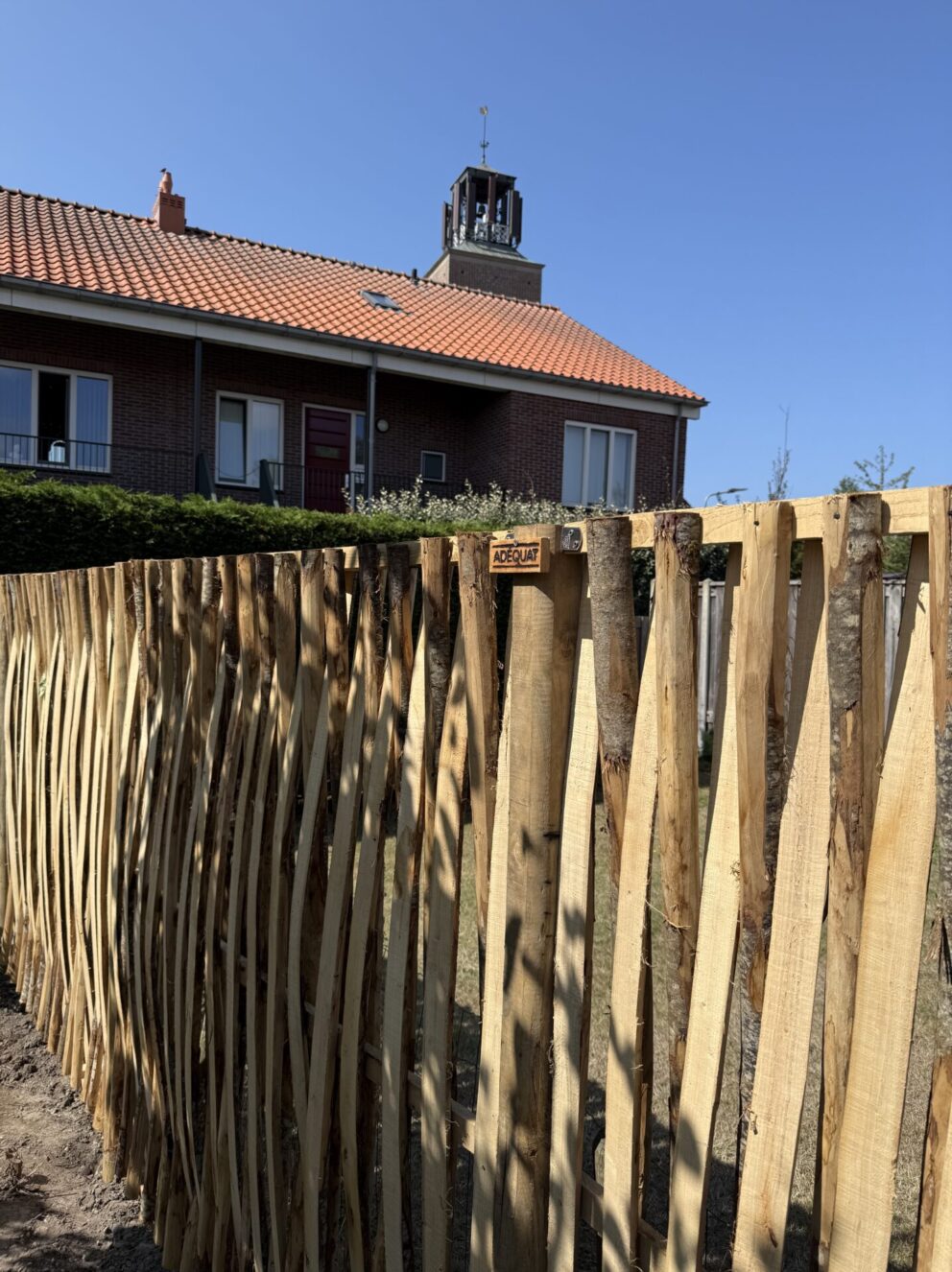 Vlechtscherm kastanje 180Hx180B en Kast. paal 4-zijdig, ronde hoeken diam. 10 cm, lengte 270 cm gepunt