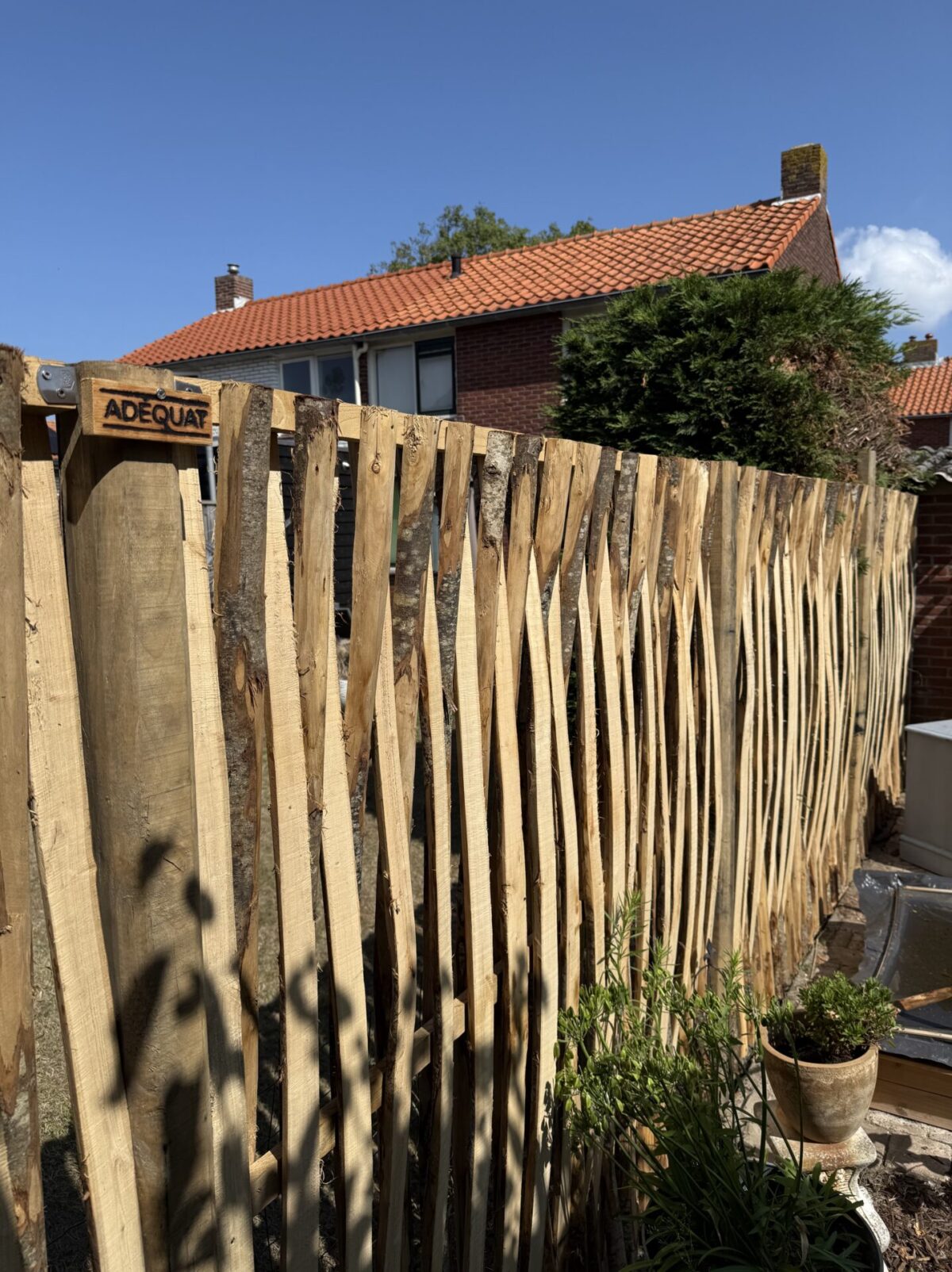 Vlechtscherm kastanje 180Hx180B en Kast. paal 4-zijdig, ronde hoeken diam. 10 cm, lengte 270 cm gepunt