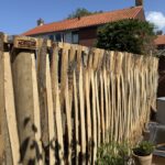 Vlechtscherm kastanje 180Hx180B en Kast. paal 4-zijdig, ronde hoeken diam. 10 cm, lengte 270 cm gepunt