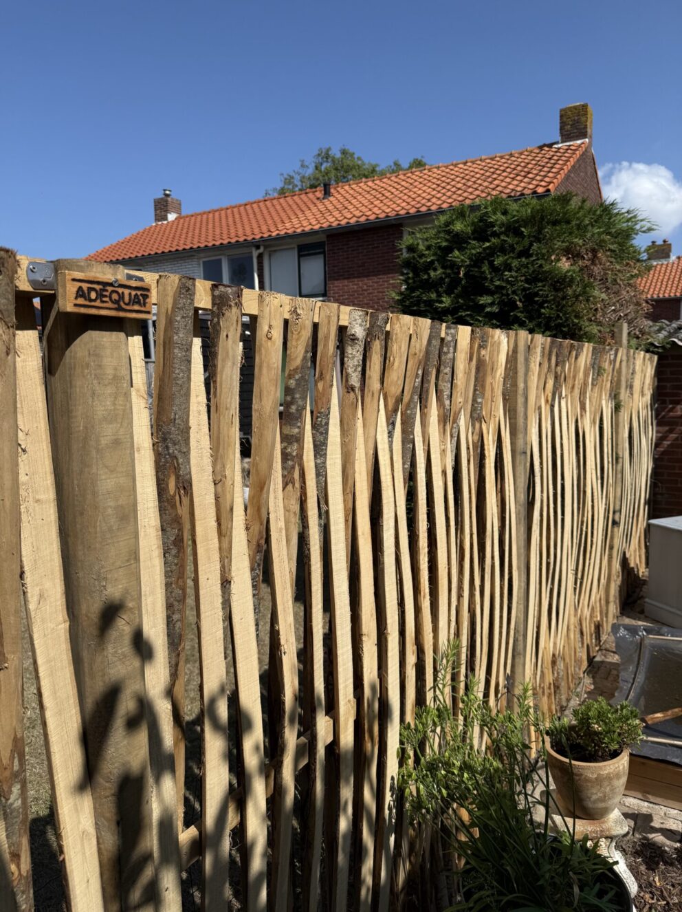 Vlechtscherm kastanje 180Hx180B en Kast. paal 4-zijdig, ronde hoeken diam. 10 cm, lengte 270 cm gepunt