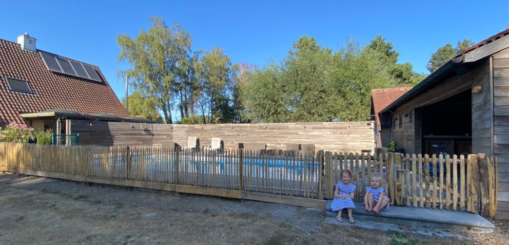 Kastanje paal 250 cm lang, diam. 7-9 cm, gepunt, Frans schapenhek kastanje 80 hoog, latafstand 2 cm 2 x5m rol, Kastanje paal 150/160 cm lang, diam. 7-9 cm, gepunt en Luxe schapenhekpoort kastanje dubbel 100Bx080H (cm), zwembadomheining