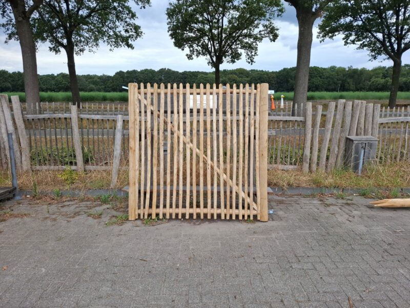 Nr 10 schapenhek poort kastanje enkel rechtsdraaiend 175 cm hoog x 180 cm breed