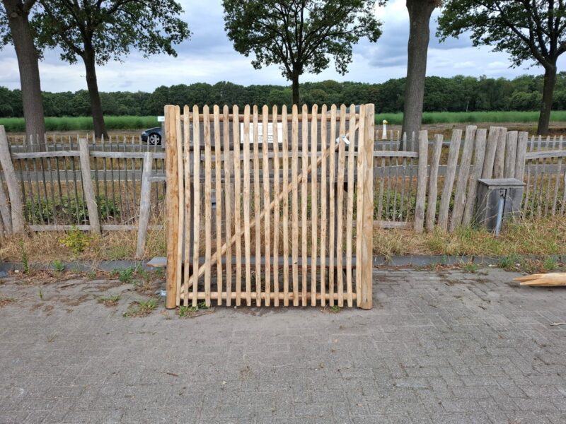 Nr 11 schapenhek poort kastanje enkel linksdraaiend met grondpen 175 cm hoog x 180 cm breed