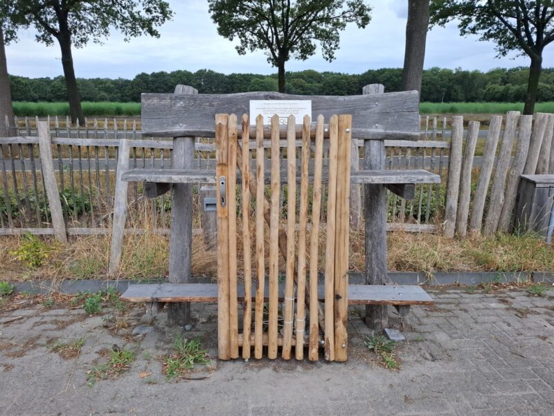 Nr 14 LUXE Schapenhekpoort kastanje. Hoogte 150 cm x breedte 80 cm, incl RVS klink en slot. Rechtsdraaiend