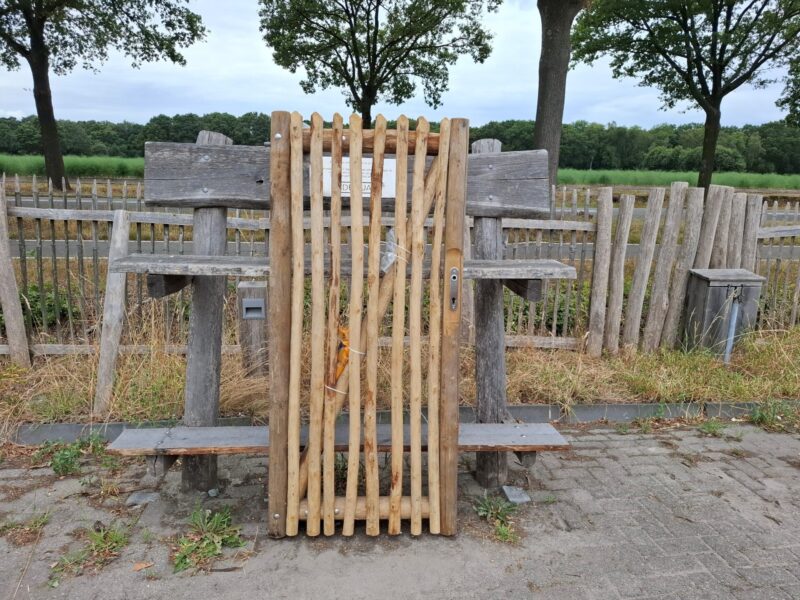Nr 15 LUXE Schapenhekpoort kastanje. Hoogte 175 cm x breedte 80 cm, incl RVS klink en slot. Rechtsdraaiend