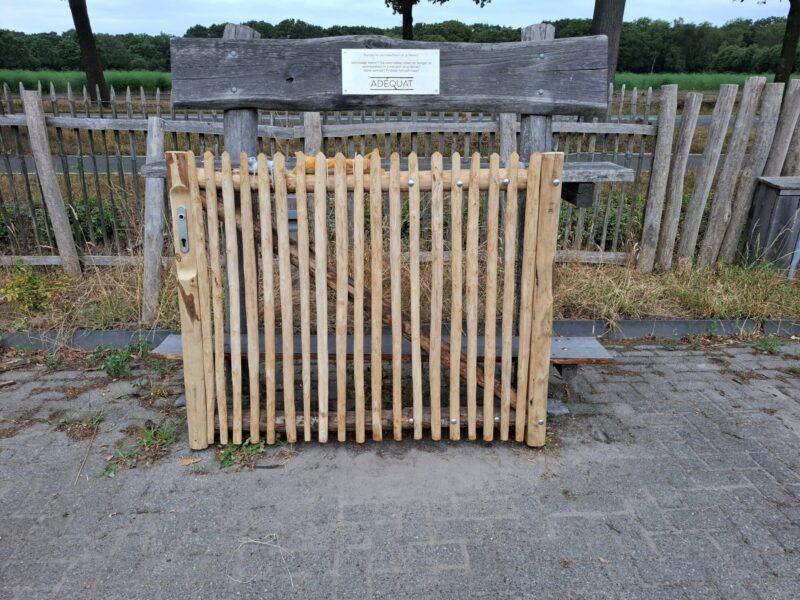 Nr 4 LUXE Schapenhekpoort kastanje. Hoogte 120 cm x breedte 150 cm, incl RVS klink en slot. Rechtsdraaiend