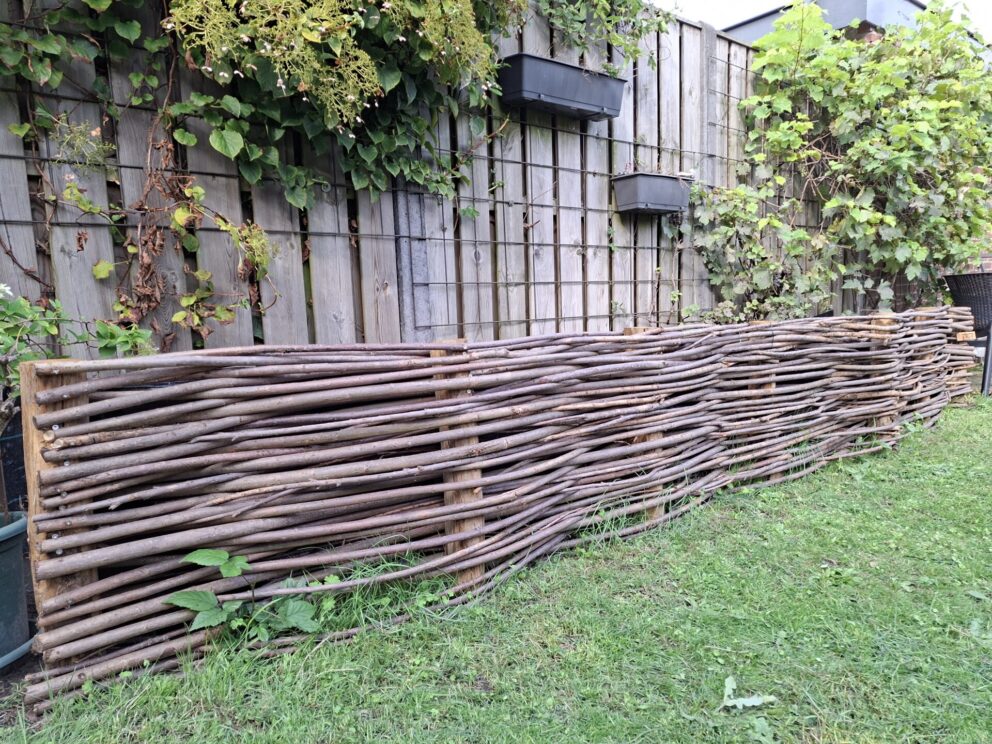 Wilgentenen per bos (18-20 tenen) en Kastanje paal 100 cm lang, diam. 7-9 cm, gepunt