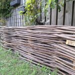Wilgentenen per bos (18-20 tenen) en Kastanje paal 100 cm lang, diam. 7-9 cm, gepunt