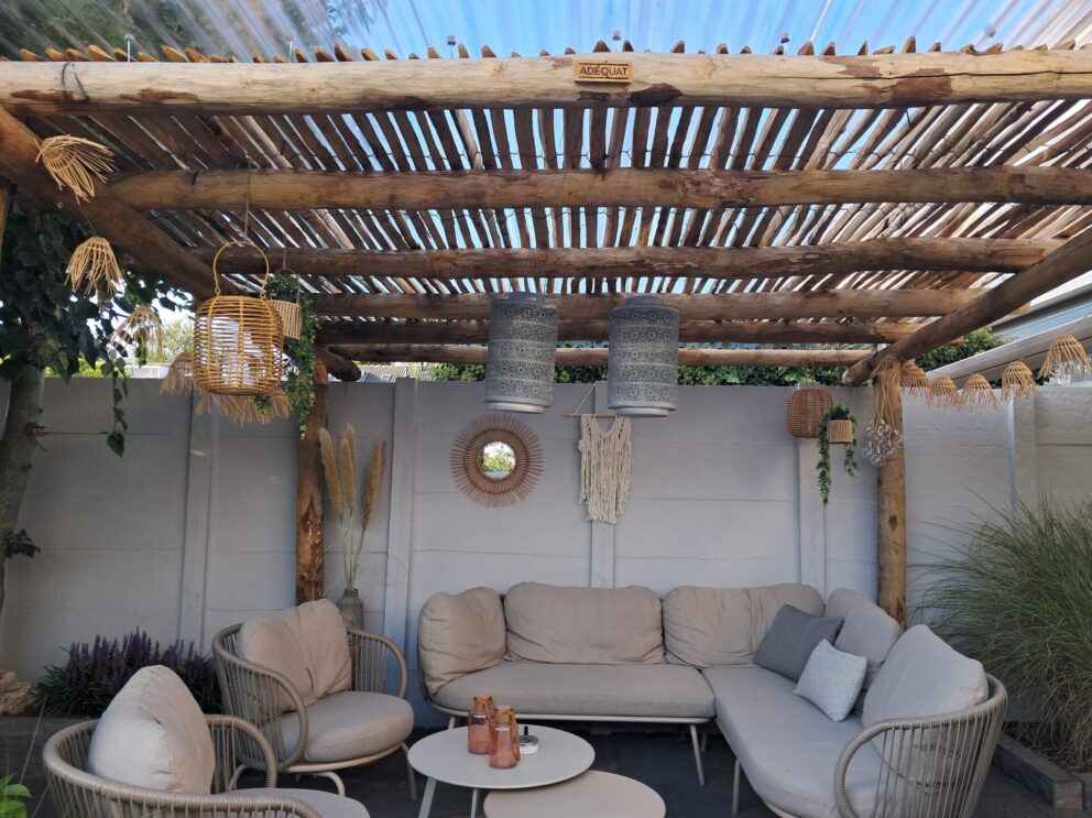 Prachtige pergola met een schapenhekdak