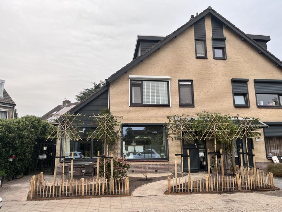 Prachtige voortuin met landelijke uitstraling