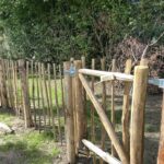 Frans schapenhek kastanje 120 hoog, latafstand 10 cm, 10m rol, Kastanje paal 200 cm lang, diam. 7-9 cm, gepunt, Kastanje paal 200 cm lang, diam. 10-12 cm, gepunt en Raamwerkpoort kastanje enkel 080Bx100H (cm), rechtsdraaiend