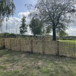 Frans schapenhek kastanje 120 hoog, latafstand 4 cm, 2x 5m rol, Kastanje paal 175 cm lang, diam. 7-9 cm, gepunt, Kastanje paal 200 cm lang, diam. 7-9 cm, gepunt, Frans schapenhek kastanje 120 hoog, latafstand 2 cm, 2x 5m rol en Raamwerkpoort kastanje dubbel 120Bx120H (cm)