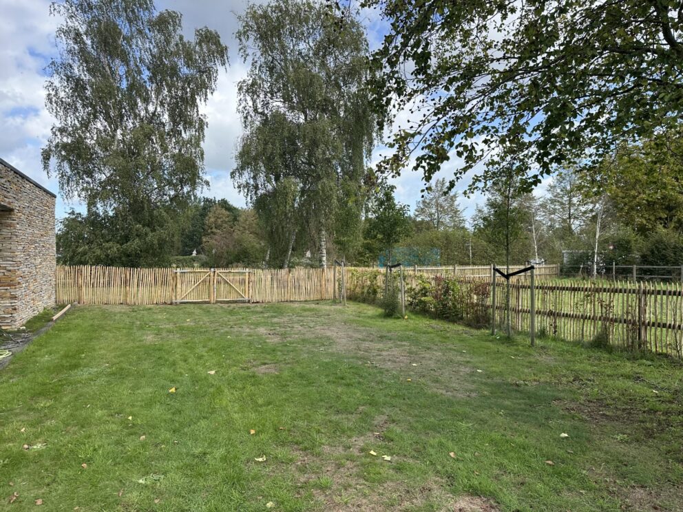 Prachtige omheining van kastanje schapenhek bij een weide