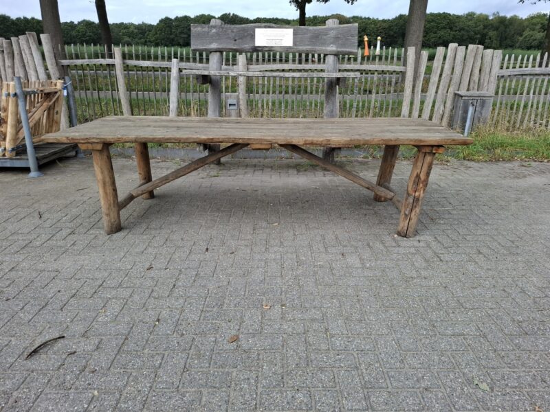 Karakteristieke grote houten tafel