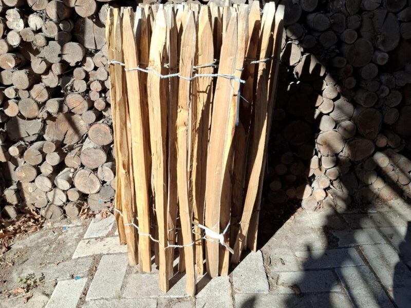 Nr 148 Schapenhek kastanje 80 cm hoog, latafstand 4 cm. Lengte 500 cm (2 latten stuk)