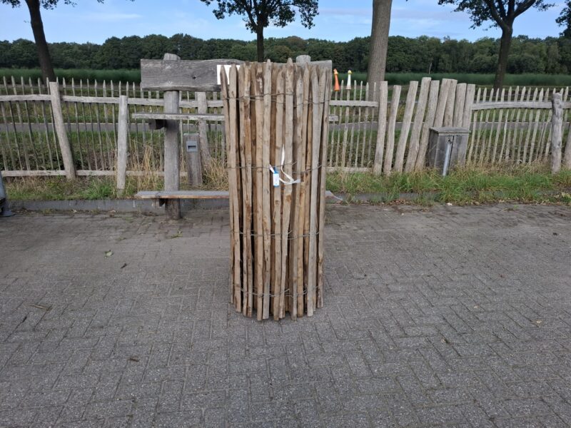 Nr 103 Schapenhek kastanje 150 cm hoog, latafstand 8 cm. Lengte 980 cm
