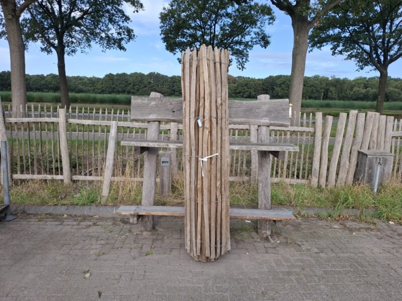 Nr 104 Schapenhek kastanje 200 cm hoog, latafstand 4 cm. Lengte 460 cm