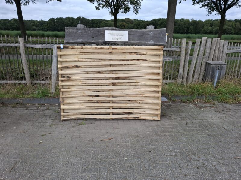 Nr 105 Vlechtscherm kastanje 133 cm hoog, 180 cm breed