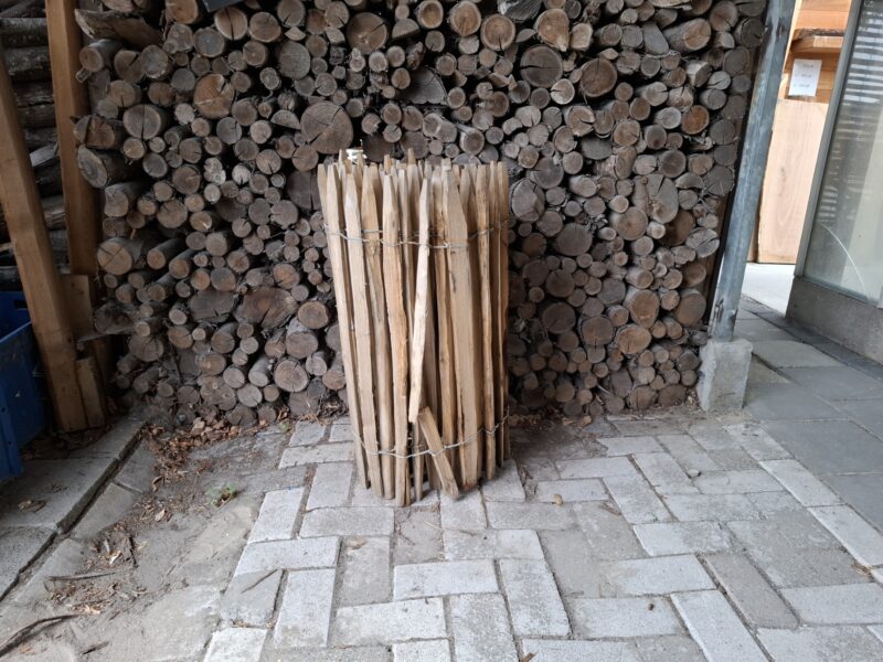Nr 117 Schapenhek kastanje 80 cm hoog, latafstand 4 cm. Lengte 5 meter. 2 latten stuk
