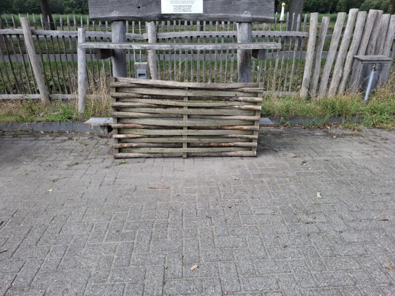 Nr 121 Vlechtscherm kastanje 80 cm hoog, 150 cm breed. 1 lat stuk